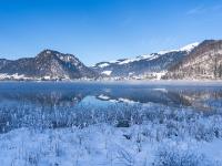 Ein dünner Nebelschleier schwebt über dem See